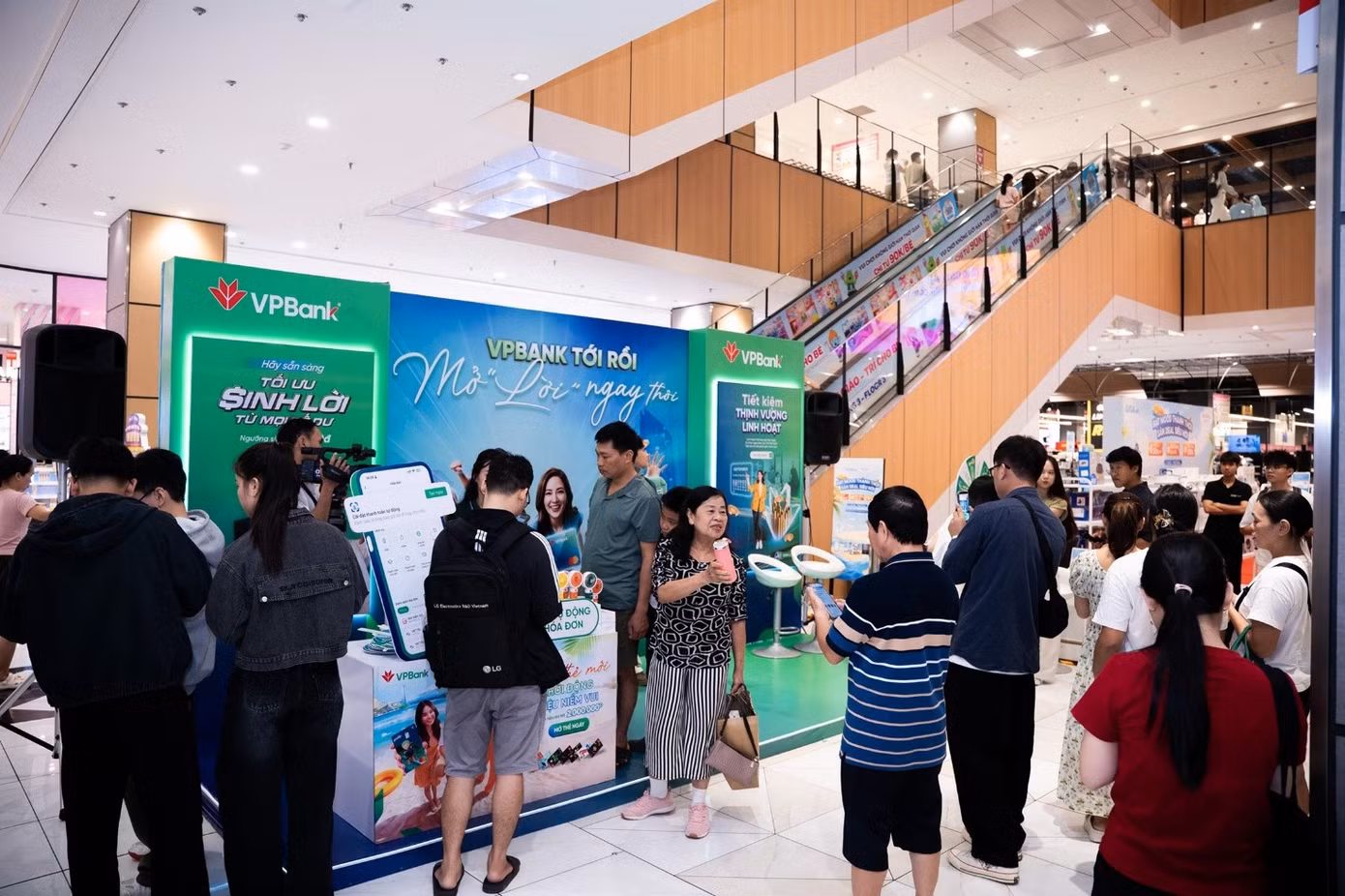 VPBank tới rồi, mở ‘lời’ ngay thôi”: Thương hiệu hiện diện trong nhịp sống địa phương ảnh 2 VPBank tới rồi, mở ‘lời’ ngay thôi”: Thương hiệu hiện diện trong nhịp sống địa phương ảnh 2