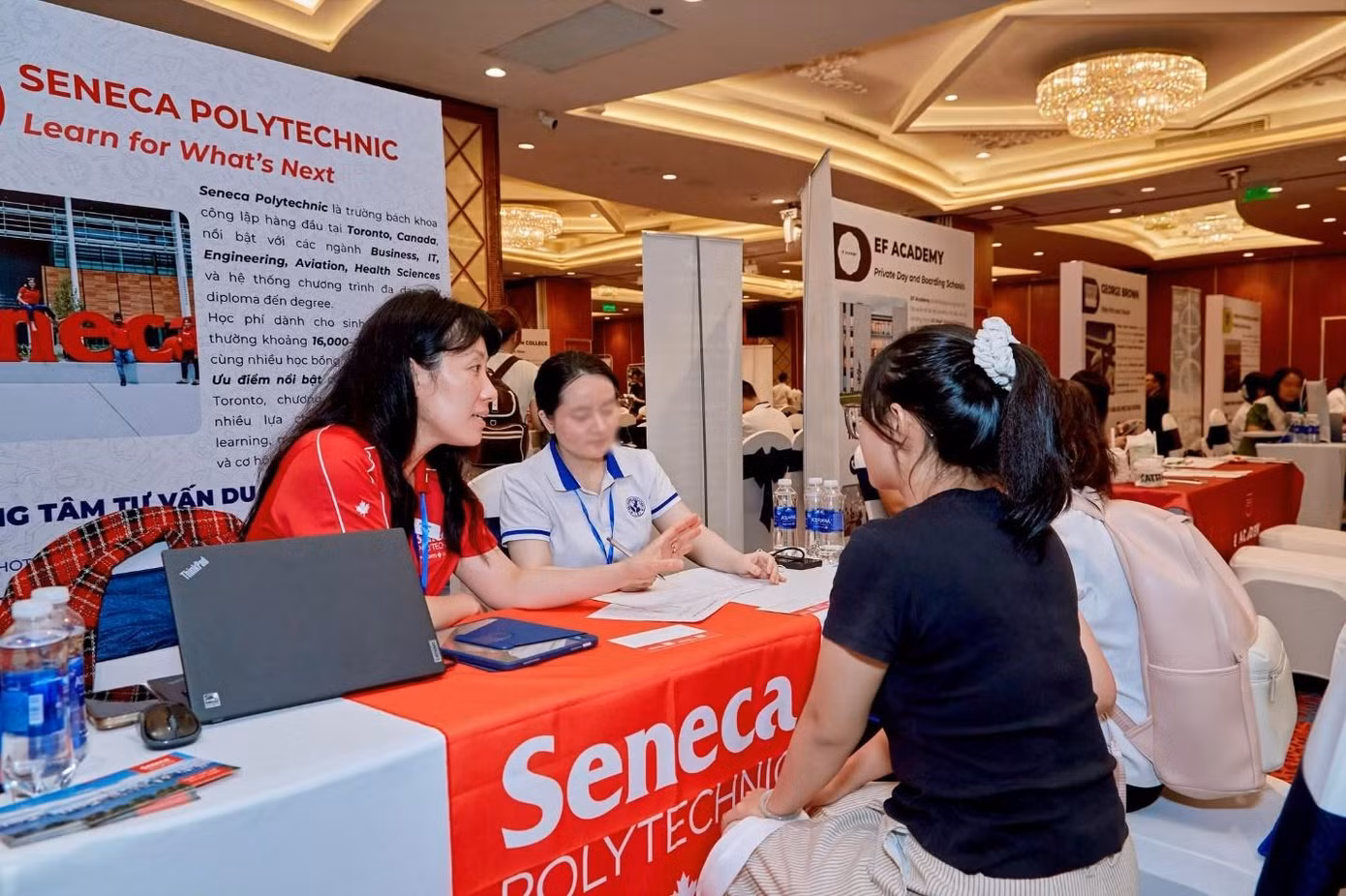 Học sinh được tư vấn trực tiếp với Đại diện trường Canada tại triển lãm du học tháng 3 của Du Học Đại Dương