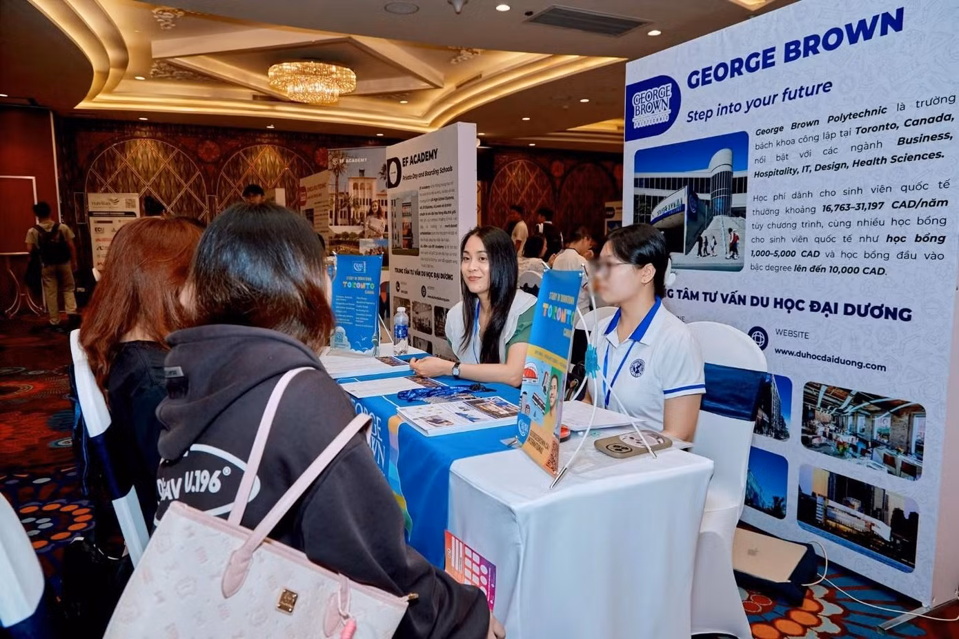Học sinh được tư vấn trực tiếp với Đại diện trường Canada tại triển lãm du học tháng 3 của Du Học Đại Dương