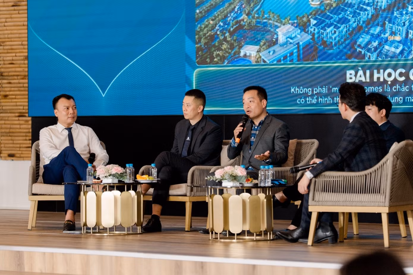 Ông Hoàng Liên Sơn – Tổng Giám đốc AlphaReal và các chuyên gia trong tọa đàm “The CEO Talk”.