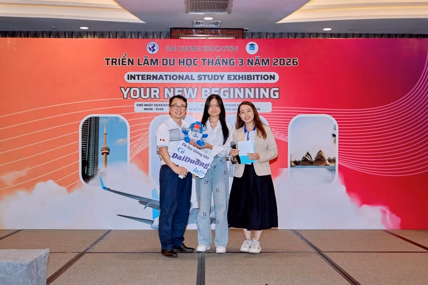 Học sinh với Đại diện trường Niagara College Canada tại triển lãm du học tháng 3 của Du Học Đại Dương