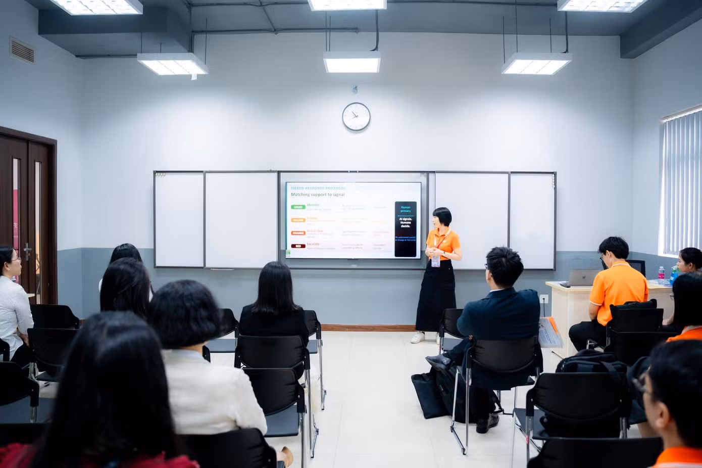 Khung giải pháp ứng dụng AI phát hiện sớm tình trạng cô đơn được cô Hoài Nam chia sẻ, thu hút sự quan tâm của nhiều cán bộ giáo dục, giáo viên, giảng viên tại diễn đàn FPT Educamp 2026