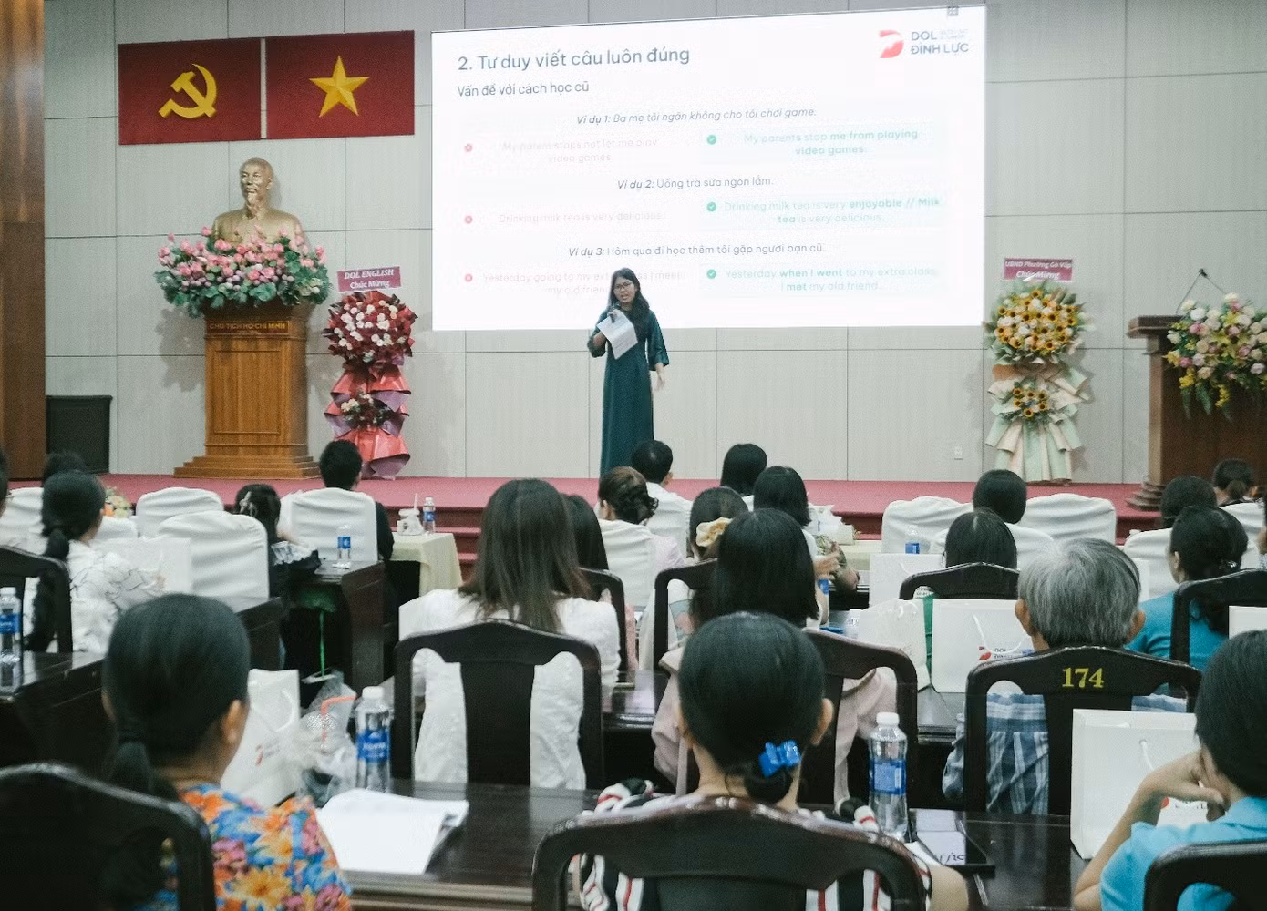 NCS Hà Đặng Như Quỳnh (giám đốc học thuật DOL English) chia sẻ về phương pháp tư duy Linearthinking với 1.100 giáo viên tiếng Anh phường Gò Vấp (TP.HCM) sáng 22-8 - Ảnh: ĐẠT NGUYỄN