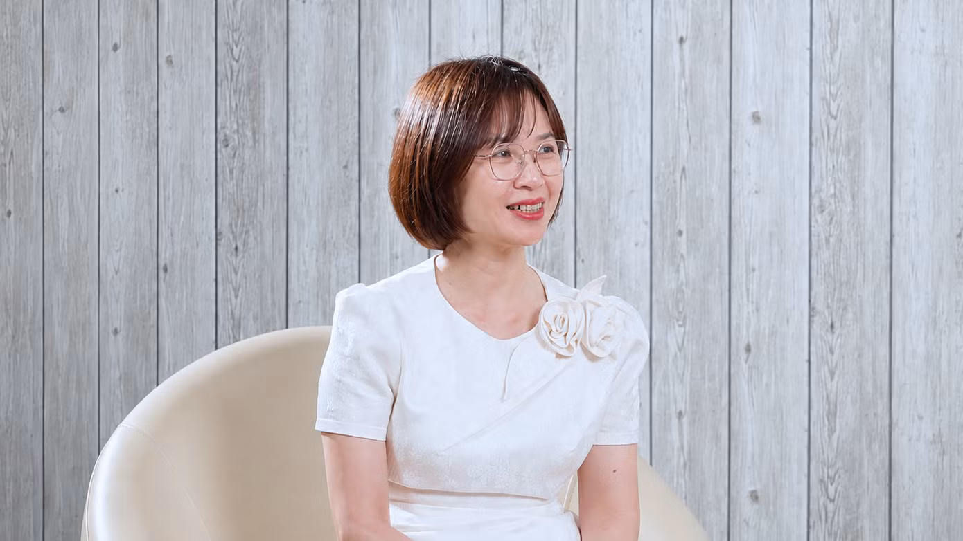 ThS.BS. Lê Hồng Nga, Phó Giám đốc HCDC, chỉ ra những nơi trú ẩn quen thuộc nhưng dễ bị bỏ sót của muỗi vằn, lăng quăng ngay trong nhà.