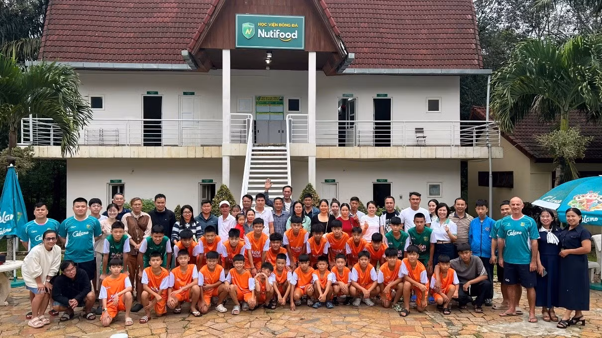 Thầy cô, phụ huynh và các học viên tại buổi lễ khai giảng khóa 4 của Học viện bóng đá Nutifood