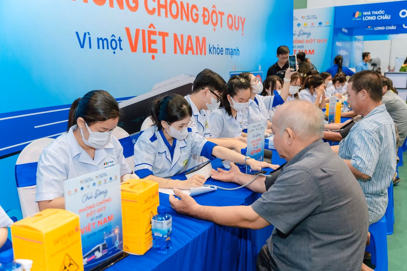 Long Châu nỗ lực đáp ứng tốt hơn nhu cầu chăm sóc sức khỏe của người dân. Ảnh: Ngô Lộc