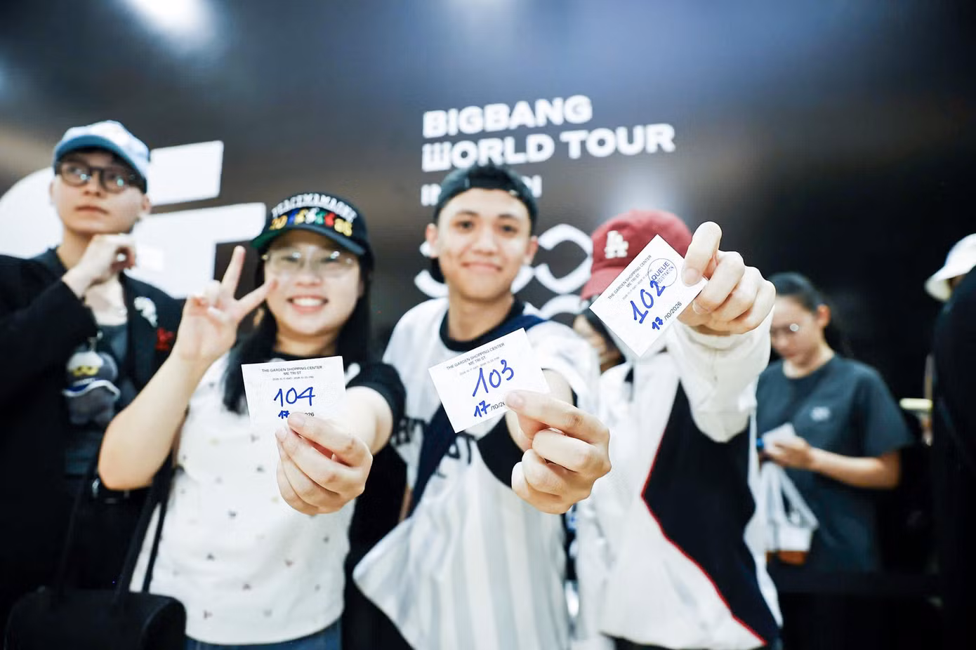 Hàng nghìn fan xếp hàng dài, 'tràn' vào Official Pop-up BIGBANG săn lightstick và Hanoi Edition ảnh 11