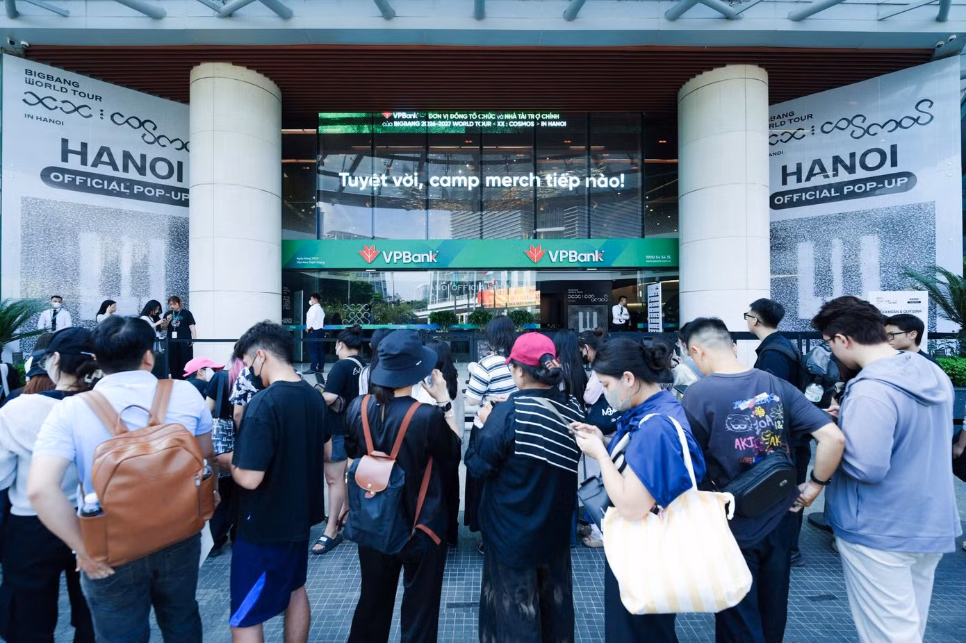 Hàng nghìn fan xếp hàng dài, 'tràn' vào Official Pop-up BIGBANG săn lightstick và Hanoi Edition ảnh 15