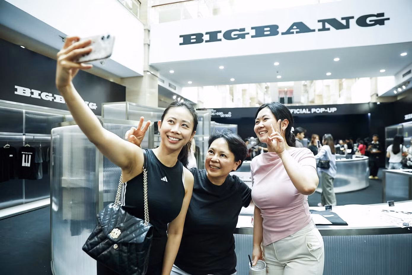 Hàng nghìn fan xếp hàng dài, 'tràn' vào Official Pop-up BIGBANG săn lightstick và Hanoi Edition ảnh 8