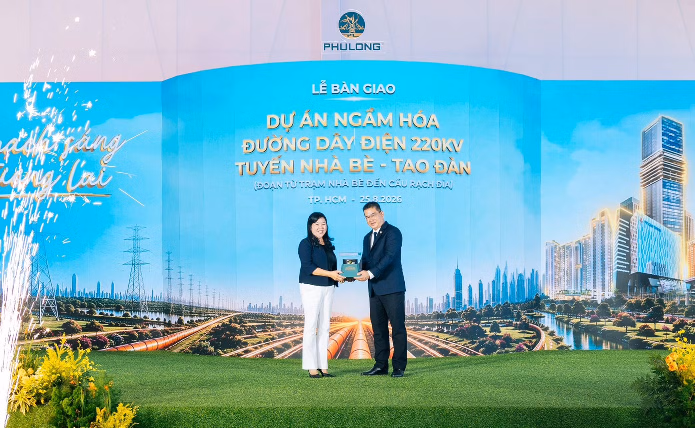 Ông Nguyễn Vũ Anh Tú – Tổng Giám đốc Phú Long bàn giao biểu trưng công trình đến bà Nguyễn Thị Kim Ngọc – Phó Giám đốc Sở Công Thương TP.HCM, đại diện UBND TP.HCM.