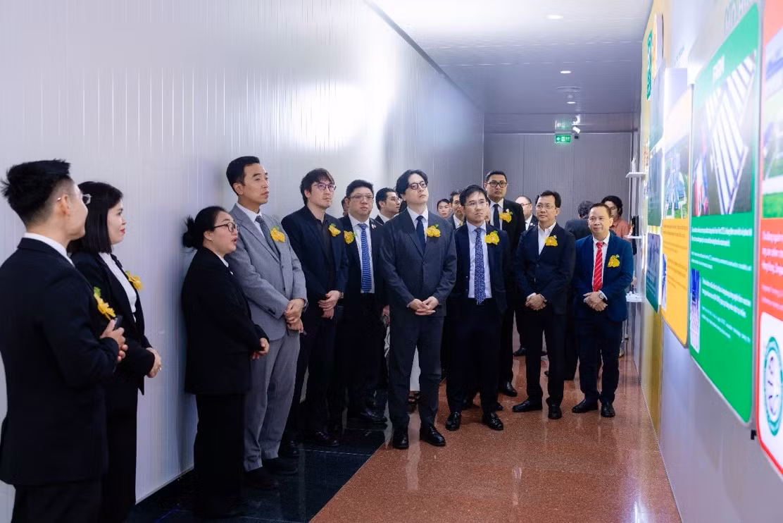 Các đại biểu tham quan Tổ hợp chăn nuôi và chế biến gà xuất khẩu CPV Food Bình Phước trong khuôn khổ Lễ công bố xuất khẩu lô thịt gà chế biến đầu tiên của Việt Nam sang Hàn Quốc. Ảnh: C.P. Việt Nam