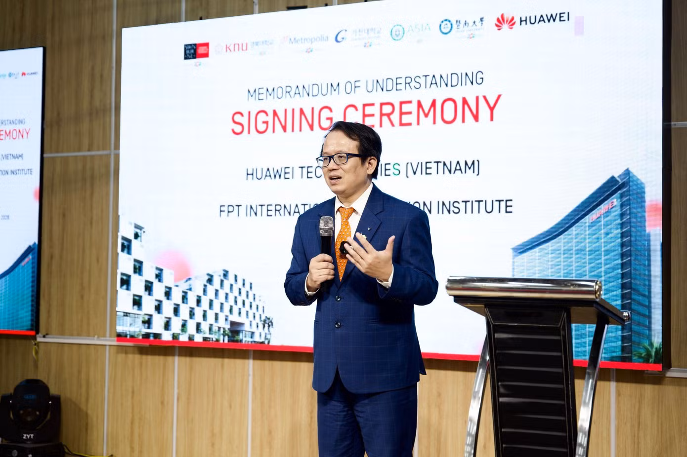 TS. Hoàng Việt Hà phát biểu tại lễ ký kết, đánh dấu bước khởi đầu cho quan hệ hợp tác dài hạn giữa Viện Đại học Quốc tế FPT và Huawei Technologies (Vietnam)