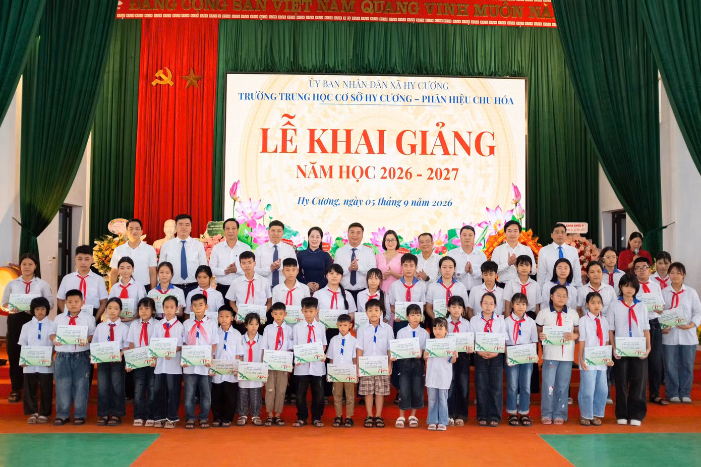 1-vcb-trao-hoc-bong-o-phu-tho-cung-em-tien-buoc.jpg