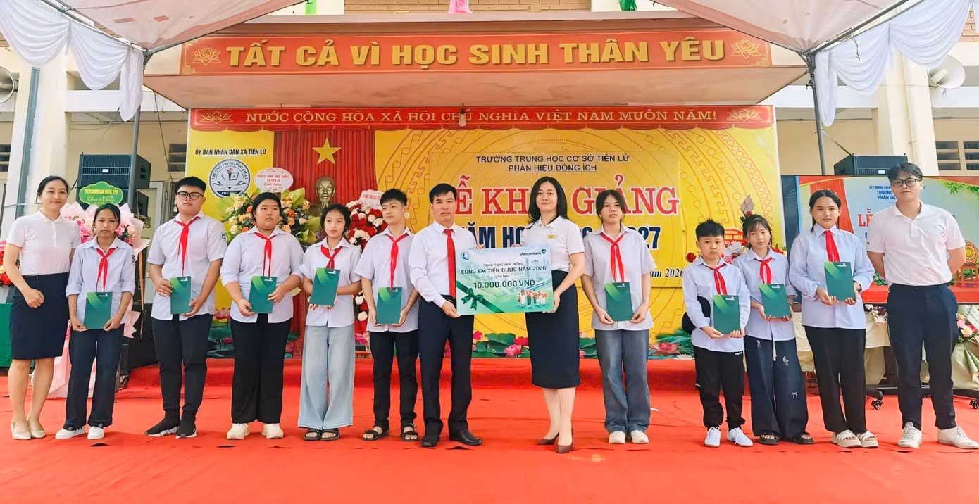 vcb-phuc-yen-cung-em-tien-buoc.jpg