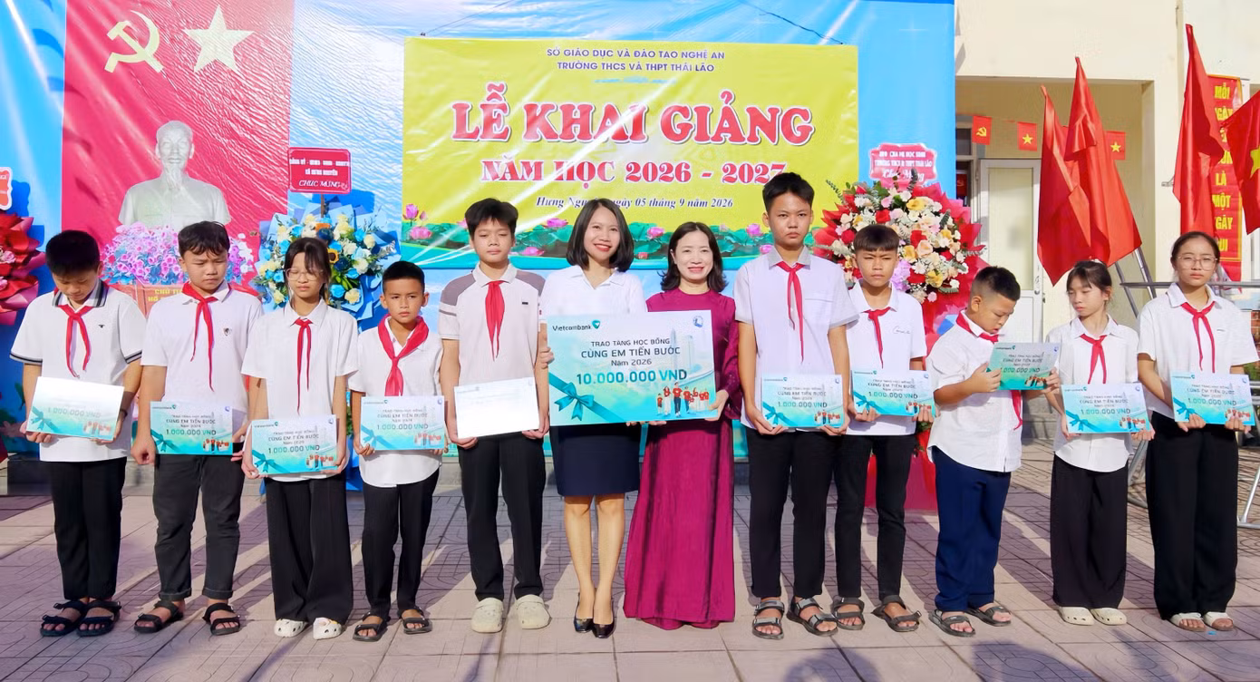 vcb-vinh-cung-em-tien-buoc.jpg