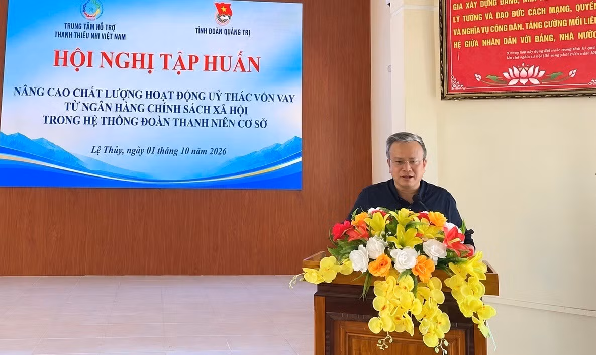 Đồng chí Lê Ngọc Khánh – Phó Giám đốc Thường trực Trung tâm Hỗ trợ Thanh thiếu nhi Việt Nam phát biểu tại hội nghị tập huấn tại Lệ Thuỷ, Quảng Trị