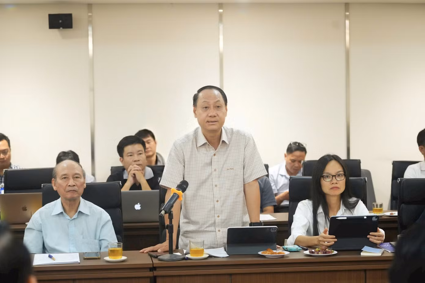 Phó Tổng Giám đốc EVN Hà Nội Nguyễn Anh Dũng trả lời các cơ quan báo chí tại hội nghị. Ảnh: Phạm Hùng
