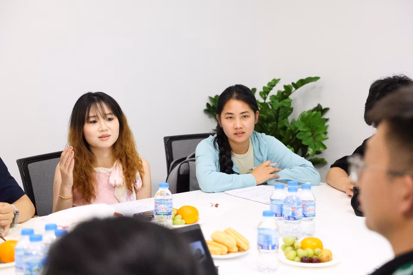 Các nghiên cứu sinh đặt câu hỏi tìm hiểu về chiến lược phát triển logistics của J&amp;T Cargo tại Việt Nam. Ảnh: J&amp;T Cargo