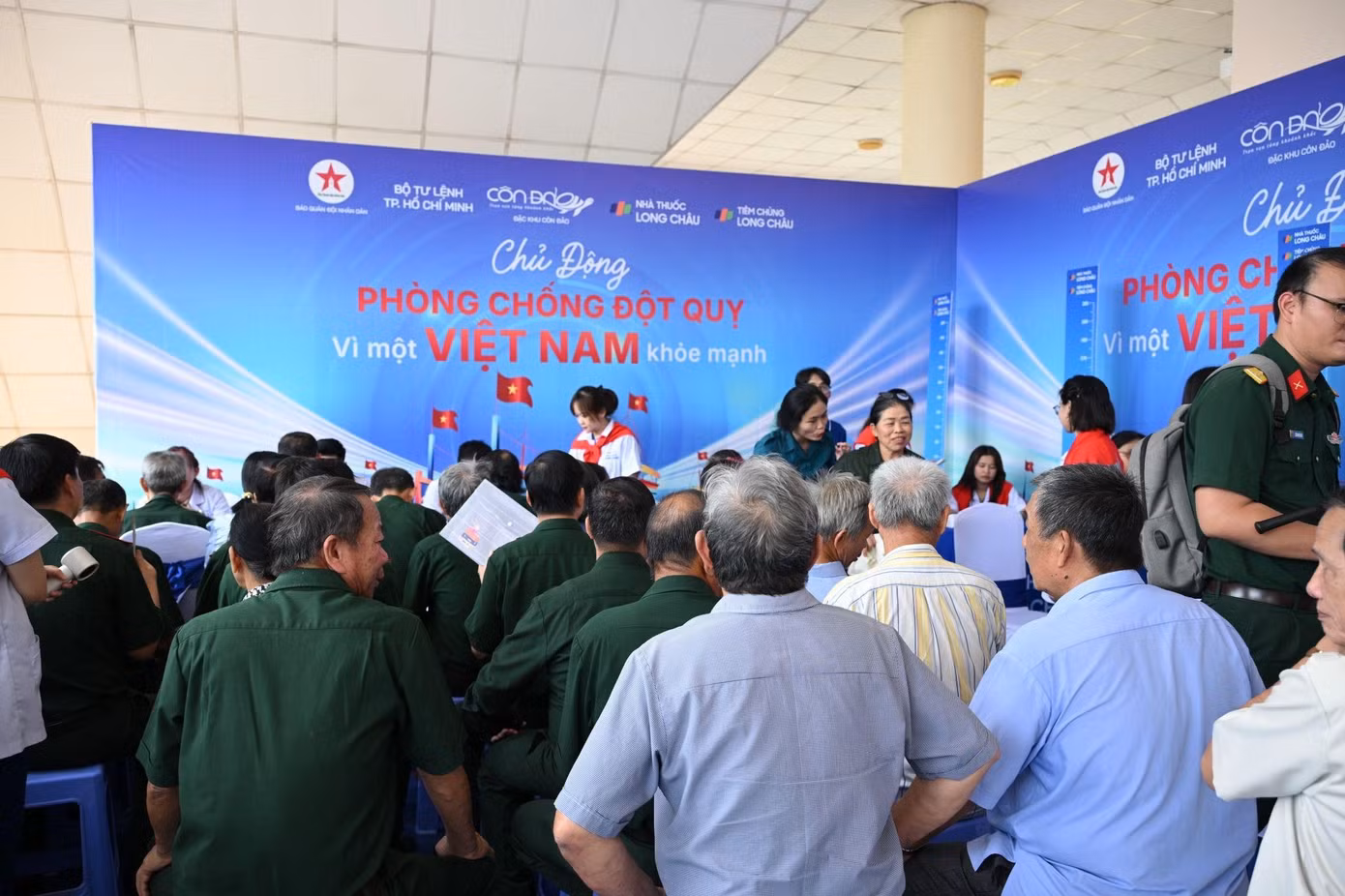 Long Châu đến Côn Đảo: Nối mạch tri ân, chăm sóc sức khỏe nơi đảo xa ảnh 3 Long Châu đến Côn Đảo: Nối mạch tri ân, chăm sóc sức khỏe nơi đảo xa ảnh 3