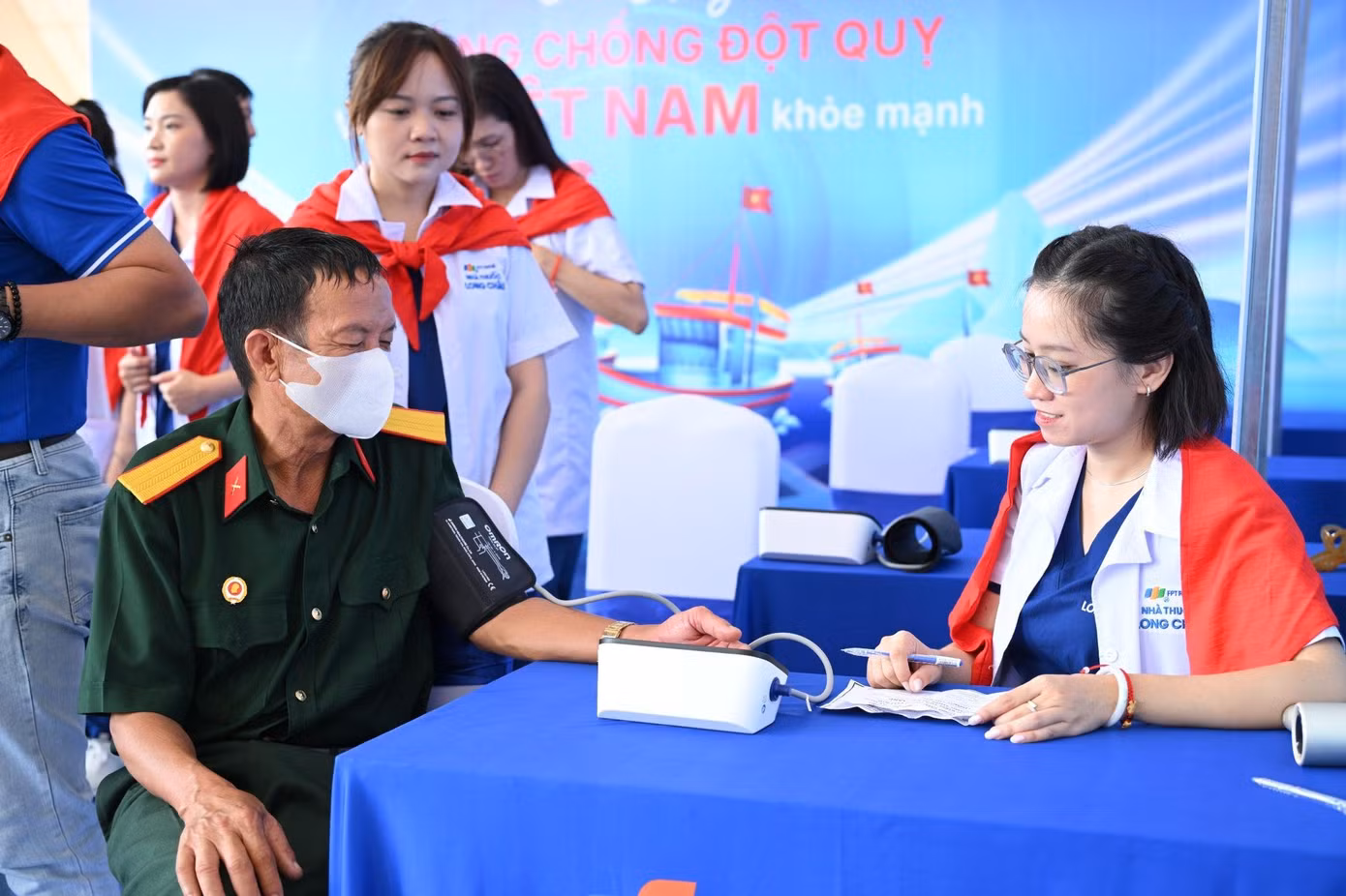 Long Châu đến Côn Đảo: Nối mạch tri ân, chăm sóc sức khỏe nơi đảo xa ảnh 4 Long Châu đến Côn Đảo: Nối mạch tri ân, chăm sóc sức khỏe nơi đảo xa ảnh 4