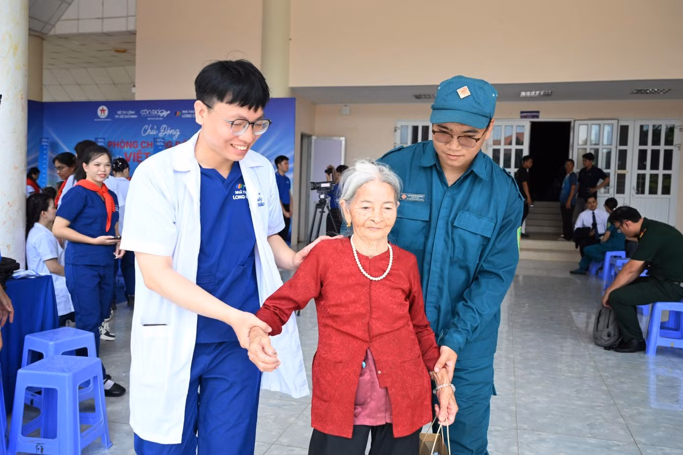 Long Châu đến Côn Đảo: Nối mạch tri ân, chăm sóc sức khỏe nơi đảo xa ảnh 5 Long Châu đến Côn Đảo: Nối mạch tri ân, chăm sóc sức khỏe nơi đảo xa ảnh 5