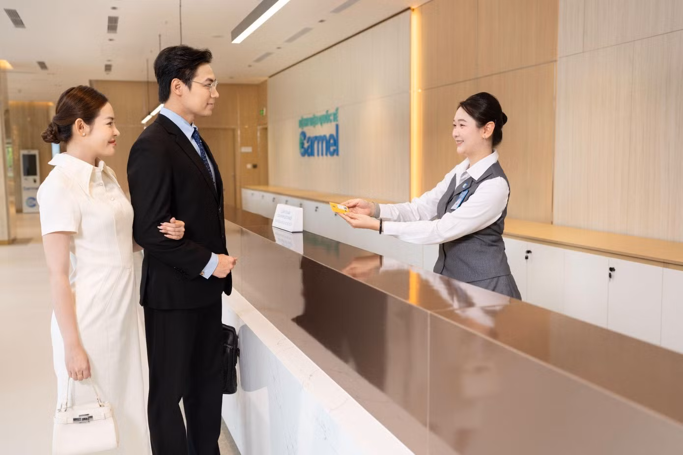 Khách hàng sử dụng thẻ bảo hiểm bảo lãnh viện phí tại Bệnh viện Quốc tế Carmel.