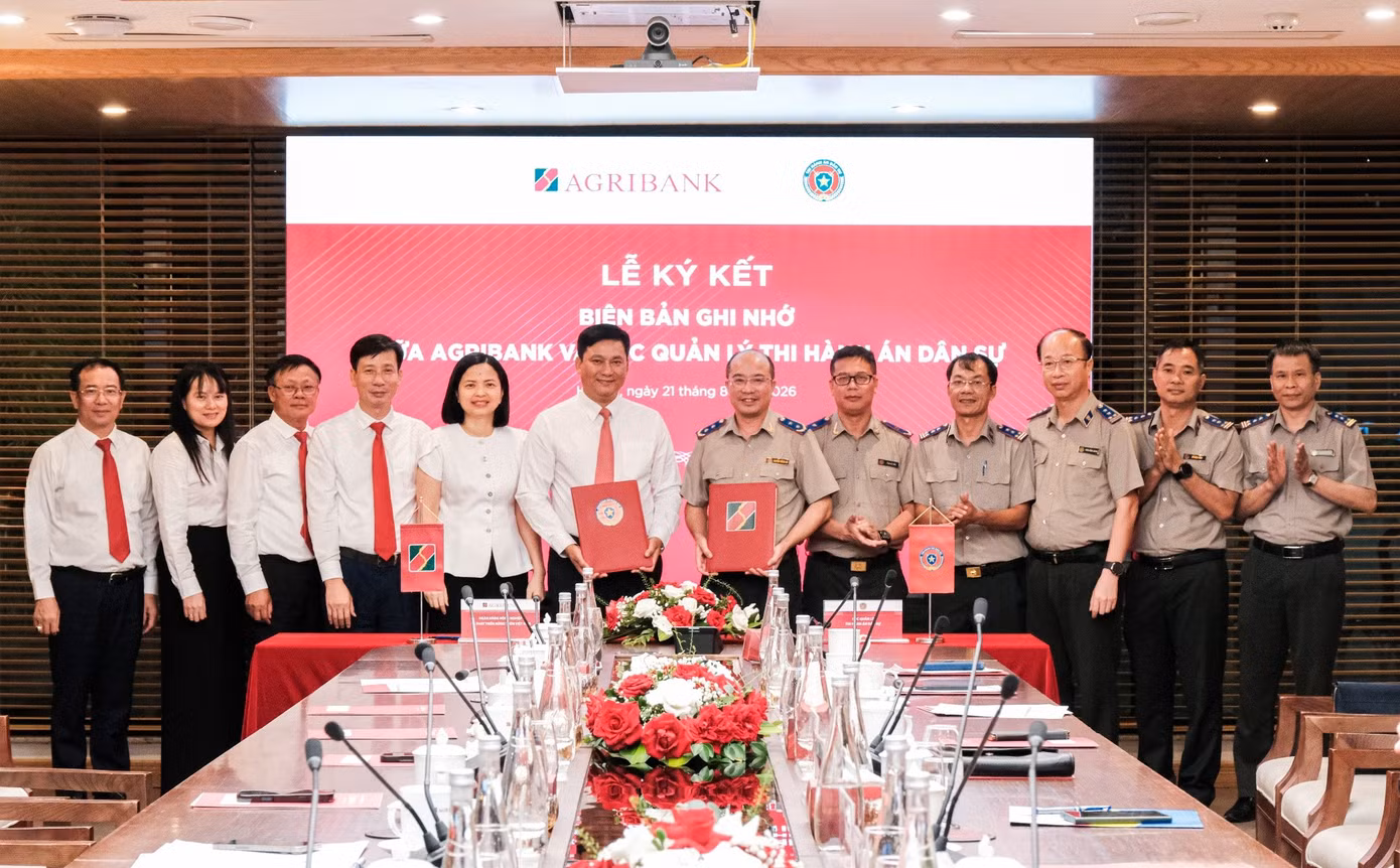 Lãnh đạo Agribank, Lãnh đạo Cục Quản lý Thi hành án dân sự cùng các đại biểu chụp ảnh lưu niệm tại Lễ ký kết