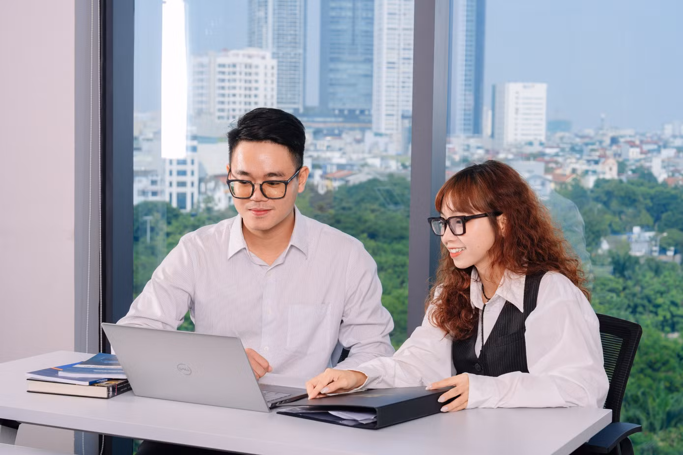 Chủ động học tập ngay từ đầu sự nghiệp giúp người trẻ bổ sung kiến thức song song với quá trình tích lũy kinh nghiệm thực tế