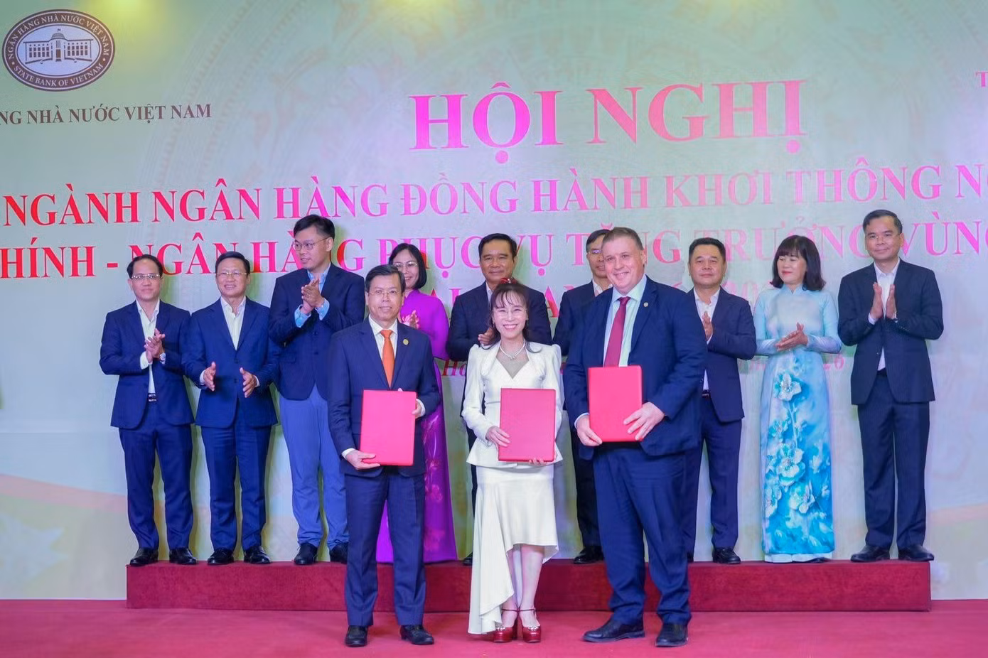 Anh hùng Lao động, Tiến sĩ Nguyễn Thị Phương Thảo tại lễ trao cam kết tài trợ, cùng các đối tác kết nối nguồn lực cho những dự án trọng điểm vùng Đông Nam Bộ