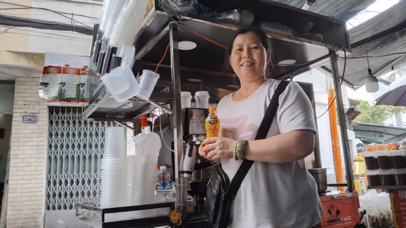 Chị Đinh Kim Xuân vui mừng nhận giải Nhất trị giá 10 triệu đồng nhờ tiếp thêm năng lượng mỗi ngày với Nước tăng lực Number 1. (Ảnh: NVCC).