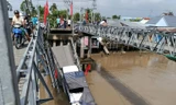 Sập cầu ở Cần Thơ, xe chở gạo rơi xuống sông