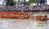 Người dân, du khách đầm mình xuống sông xem đua ghe ngo