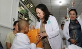 Phó Chủ tịch nước Võ Thị Ánh Xuân mang Tết Trung thu ấm áp đến với trẻ em nghèo Cần Thơ