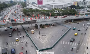 Rào chắn tại nút giao Cổ Linh để phục vụ dự án thi công hầm chui