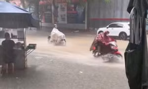 Hà Nội xuất hiện hơn 10 điểm ngập sau trận mưa sáng 11/10