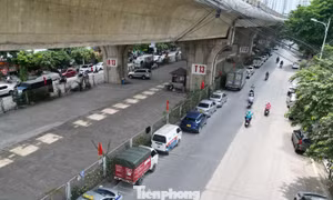 ‘Đóng’ bãi xe dưới gầm cầu, nhiều ô tô tràn ra đường vì 'khát' điểm đỗ