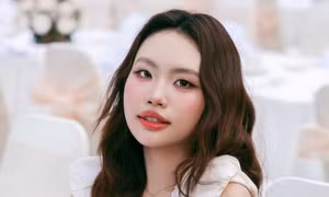 Phương Mỹ Chi hoãn lịch gấp