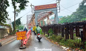 Dỡ hàng rào cấm xe trên cầu Long Biên vì ùn tắc kéo dài