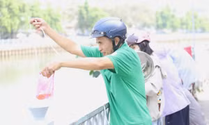 Người dân TPHCM thả cá, phóng sinh chim ngày đưa ông Táo về trời