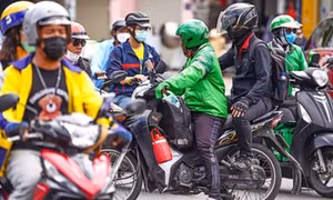 Lý do người dân TPHCM khó bắt được xe công nghệ, cước tăng 2-3 lần