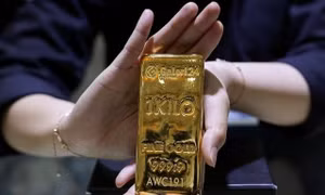 Giá dầu, vàng tăng dựng đứng vì Mỹ không kích Iran
