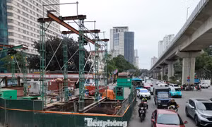 Hàng rào dự án xử lý nước thải vẫn nằm trên đường, gây ùn tắc giao thông