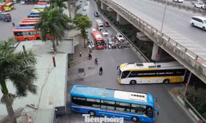 Khu vực bến xe Nước Ngầm sau khi xén dải phân cách