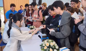 Hàng nghìn sinh viên TPHCM xếp hàng nhận sách, tranh luận sôi nổi hành trình khởi nghiệp