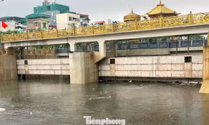 Đập dâng vận hành ra sao khi nước sông Tô Lịch dâng gần 5 mét