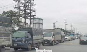 Xe tải ‘né’ trạm thu phí QL5, phá hỏng đường dân sinh