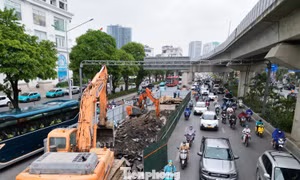 Đường Nguyễn Trãi dựng rào chắn gây ùn tắc