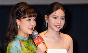 Nghệ sĩ Vân Dung bật khóc 