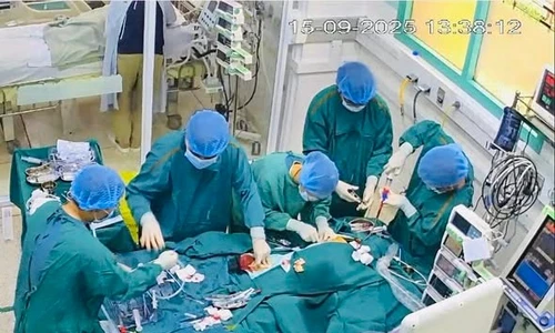 Chạy đua với ‘tử thần’ cứu bé trai viêm cơ tim tối cấp