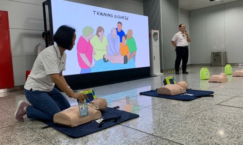 Trang bị thiết bị cứu người bị ngưng tim đột ngột ở metro số 1 TPHCM